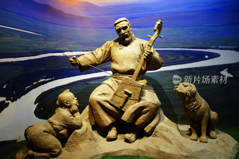 拉马头琴的蒙古族老人雕塑