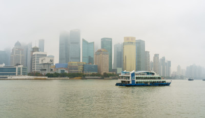 秋天雨雾中的上海外滩