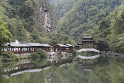 山水间中式廊桥与建筑景观