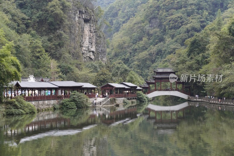 山水间中式廊桥与建筑景观