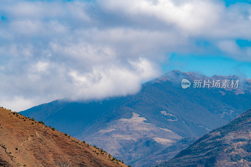 云雾缭绕的壮丽山景