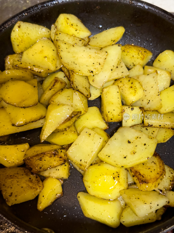 盘子里食物土豆的高角度视图