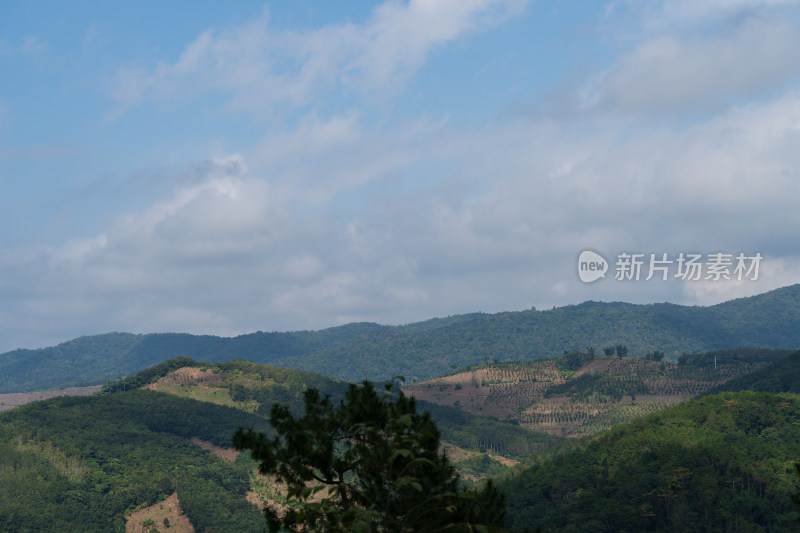 蓝天白云下的山峦景色