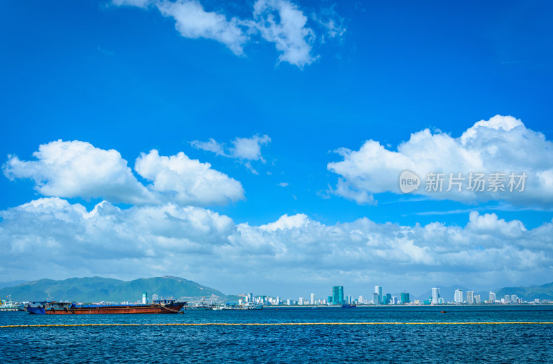 越南芽庄珍珠岛看城市滨海建筑与海景风光