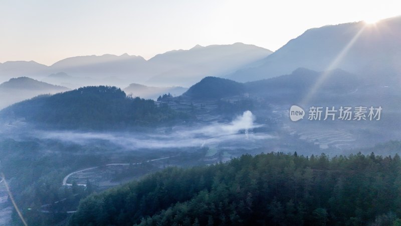 重庆酉阳：雾锁青山村庄靓