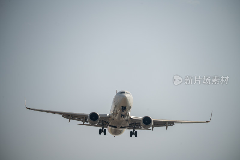 空中飞行的客机特写