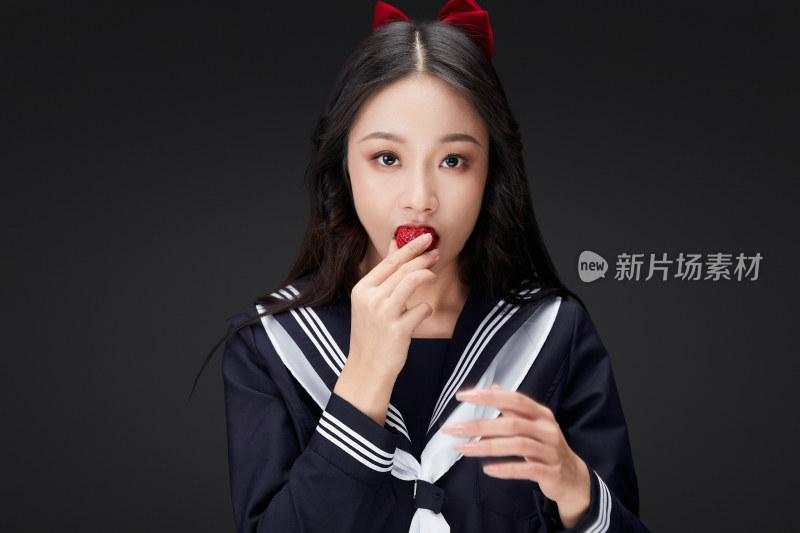 吃水果的亚洲东方长发少女