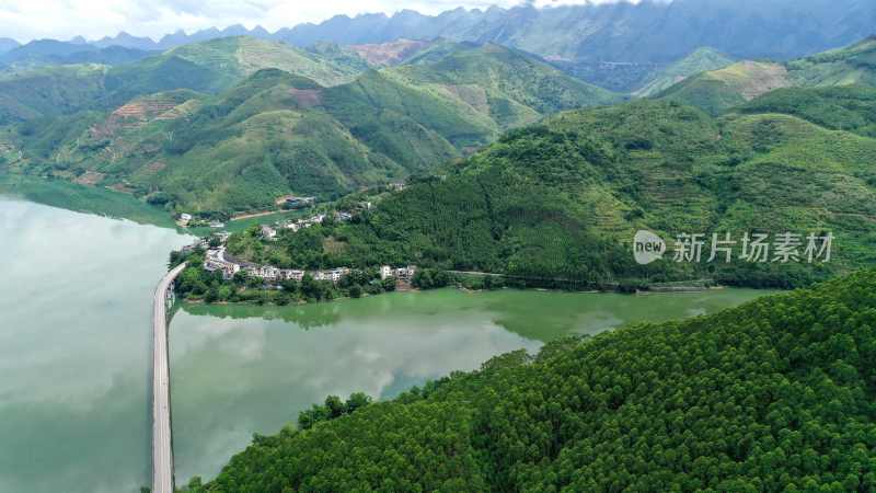 山间水库与蜿蜒公路