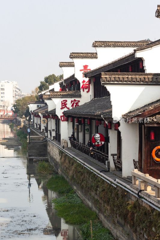 塘栖古镇古桥横跨水面，岸边传统建筑林立