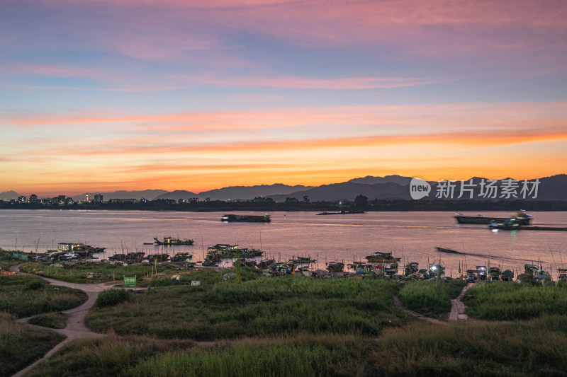 江上船只众多的江边黄昏全景