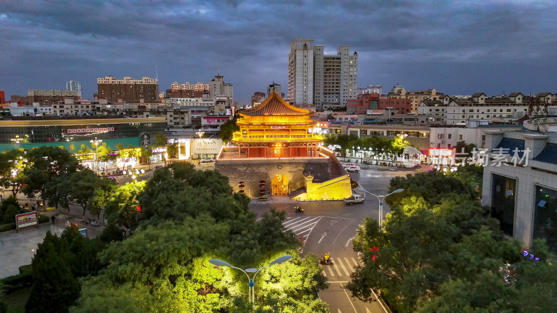 城市夜幕降临甘肃张掖鼓楼夜景航拍图