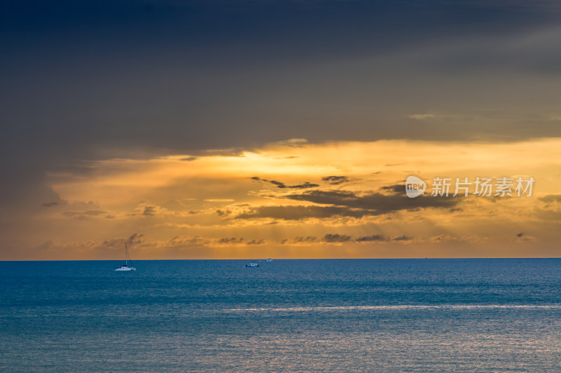 泰国甲米海面上的金色光辉