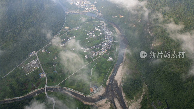 航拍云雾下阳山秤架美丽乡村英明村