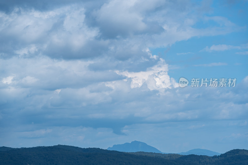 山顶的天空和风景