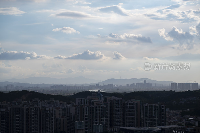 壮阔天空漂亮云层下的城市大景