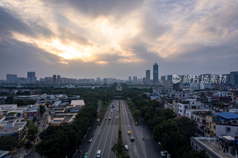 广州晚霞城市交通航拍图