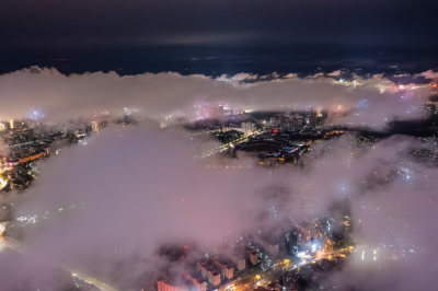 云雾缥缈的城市夜景