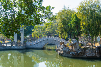 石桥横跨水面的园林景观