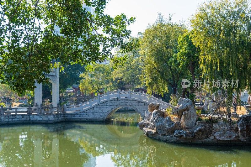 石桥横跨水面的园林景观