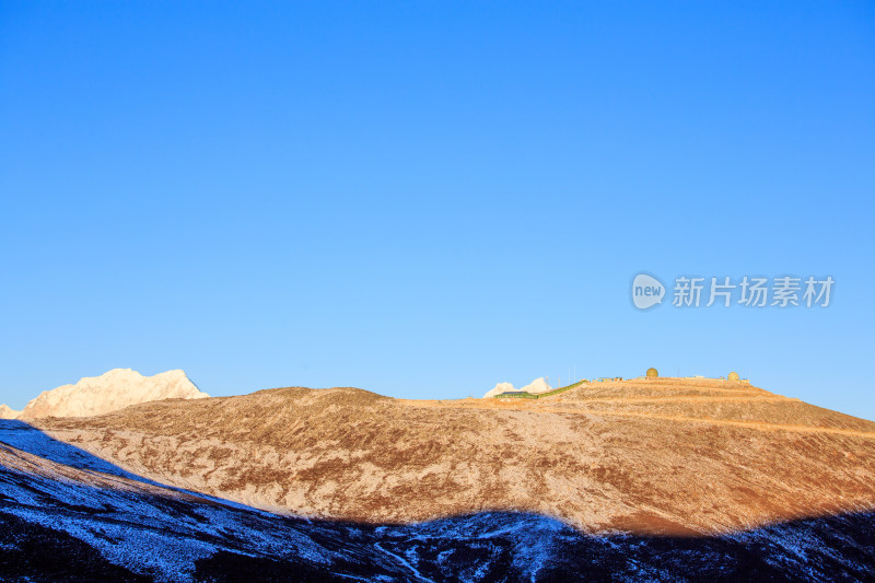 西藏林芝雪景南迦巴瓦峰日照金山雪山夕阳