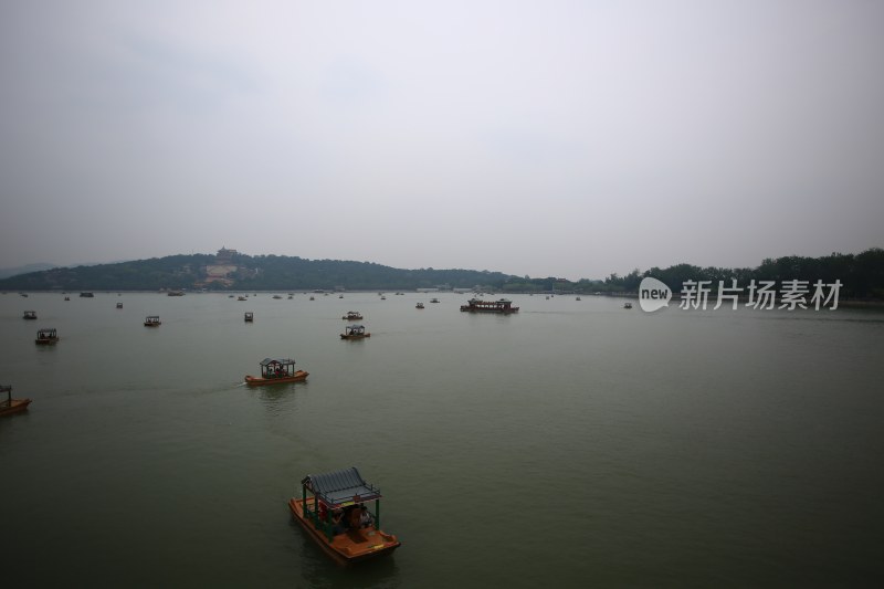 湖面上行驶的多艘游船