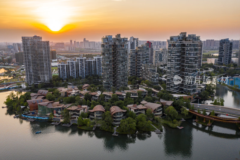 成都富人区麓湖的日落航拍风光全景图