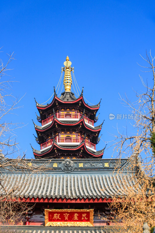 晴朗天空下的南京千年古刹鸡鸣寺