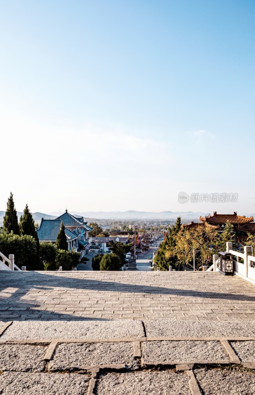 峄山风景区户外石牌坊及周边景色