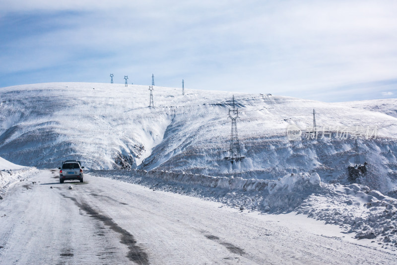 冬季雪地里的公路