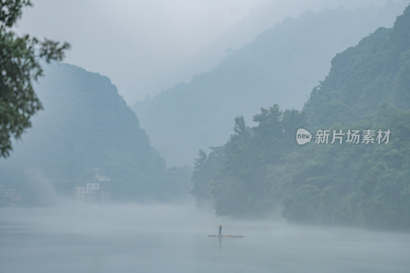 湖南郴州小东江晨雾小船薄雾笼罩下宁静之美