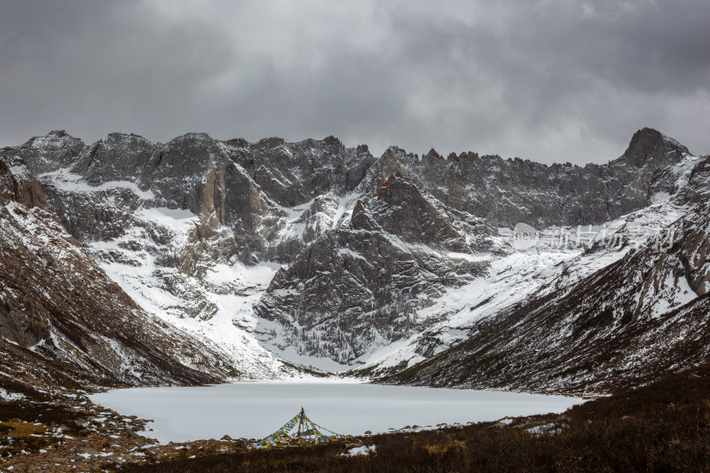 白雪皑皑的群山映衬下的湖景