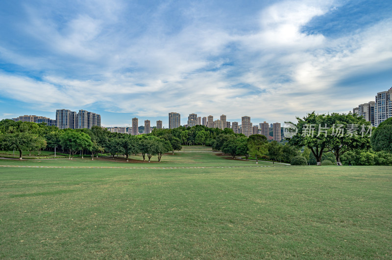 重庆渝北中央公园与周边的现代化住宅建筑