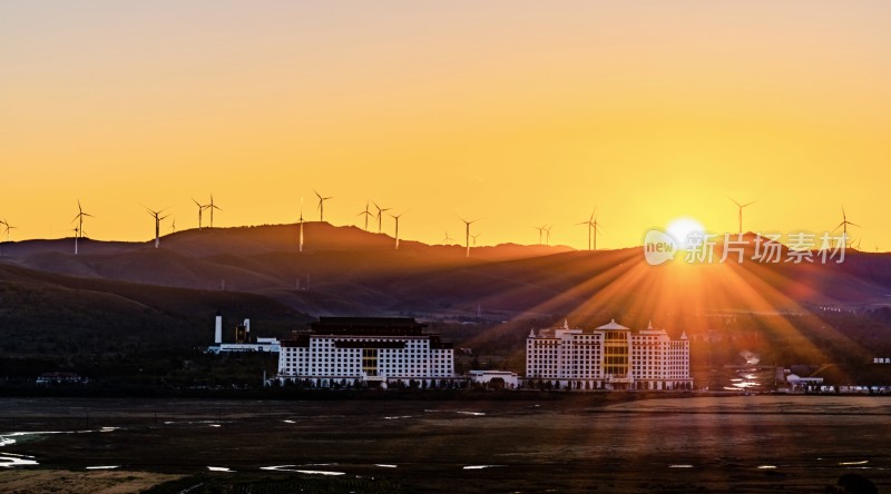 夕阳下风车与建筑群景观