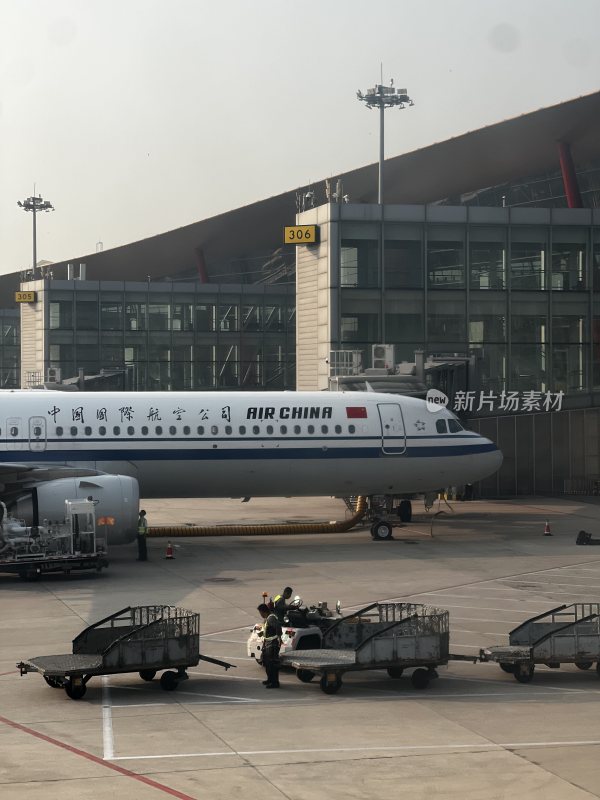 中国国际航空公司客机停靠在北京首都机场