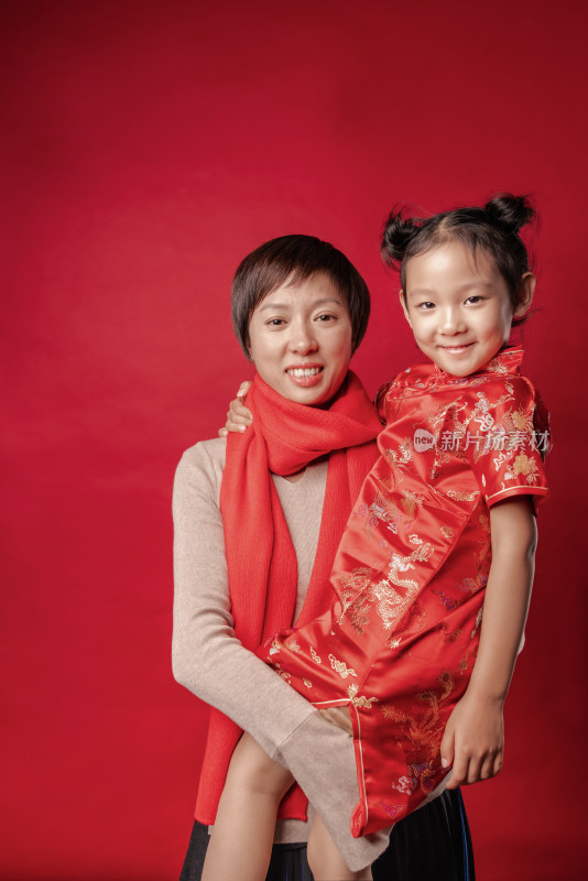 站在红色背景前的中国母女