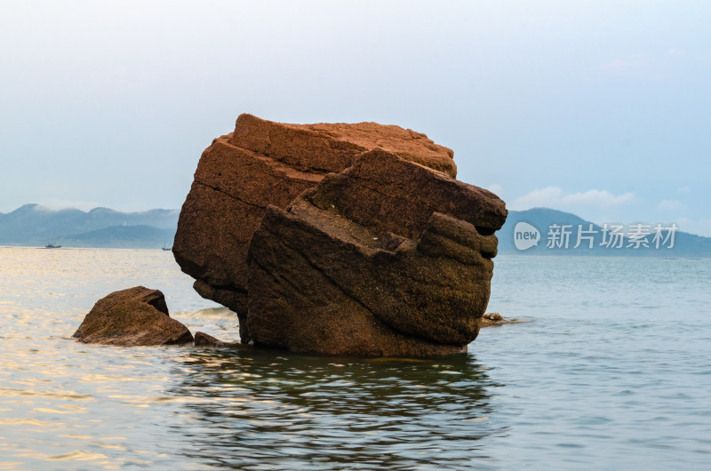 山东青岛太平角公园，夕阳中海上的巨石