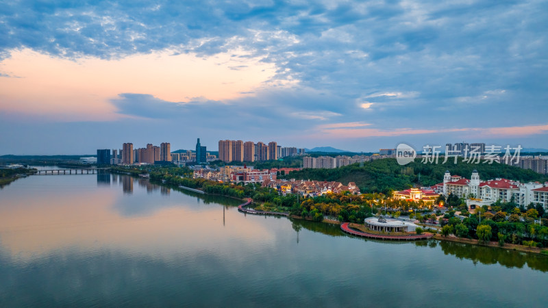 湖北省随州市涡水河府河边的滨水公园