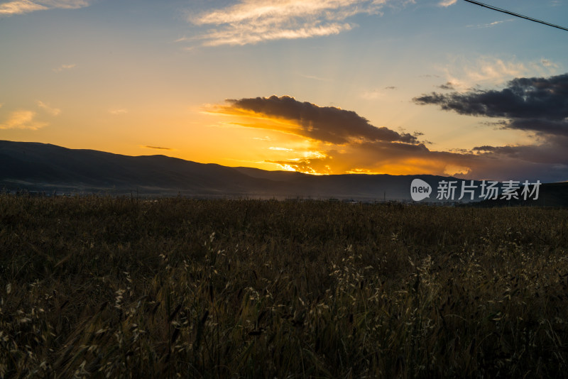 阿坝县城日落