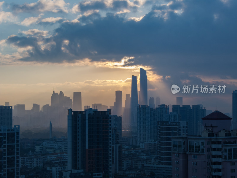 广州双塔沐浴在丁达尔效应的晨光中