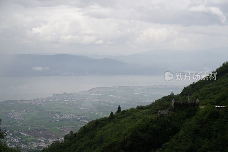 山间俯瞰云雾中乡村与水域全景洱海