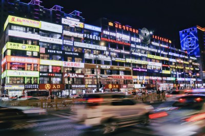 繁华商业街夜景车辆川流不息