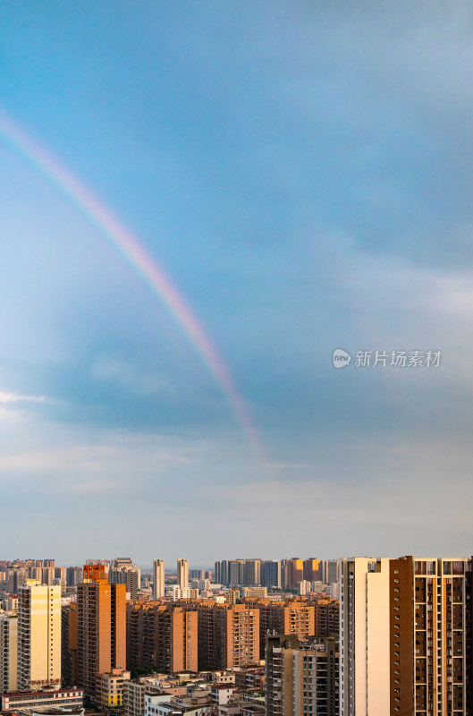 城市上空出现美丽彩虹的景象