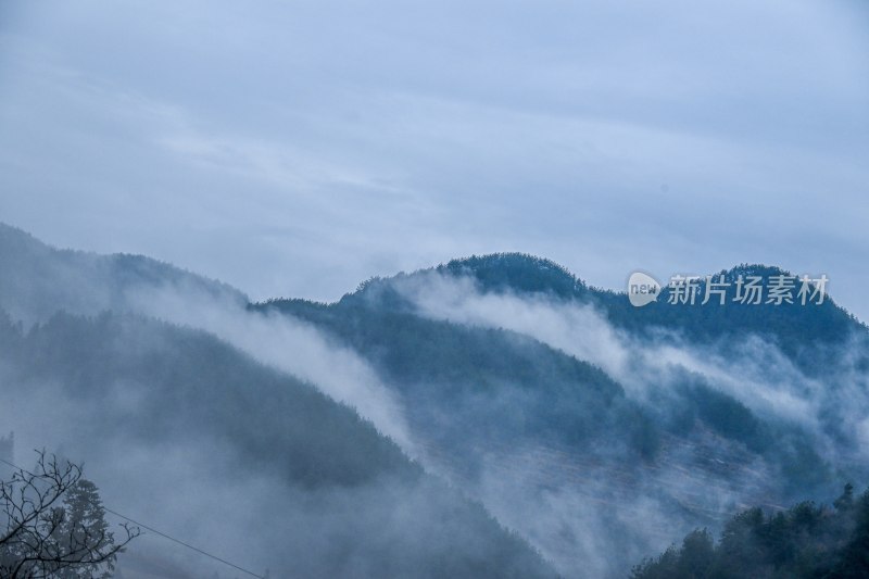 重庆酉阳：雾锁山峦神仙境