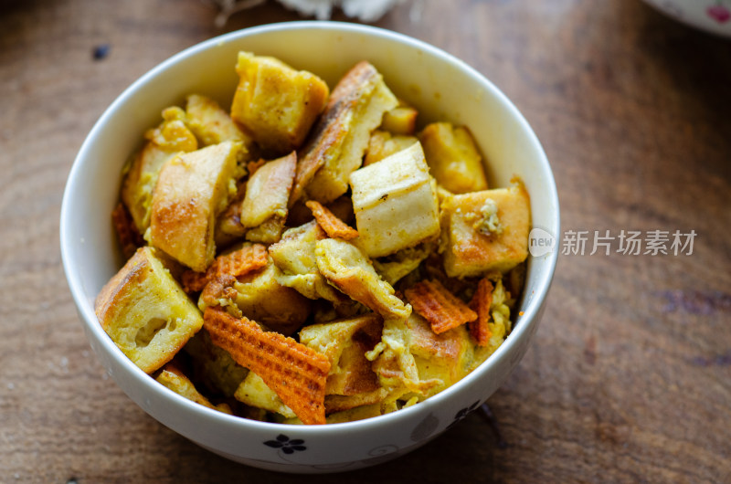 碗装混合油炸食物炒馒头特写