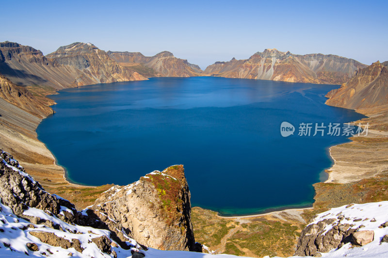 南坡拍摄雪后蓝天下的长白山天池火山湖全貌