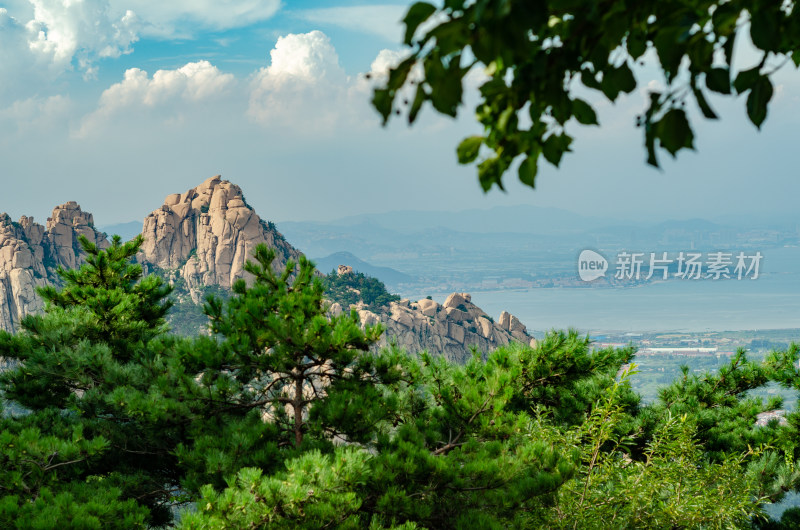 青岛崂山仰口景区,蓝天白云山峰绿树