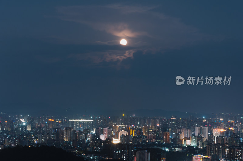 月光下的城市夜景