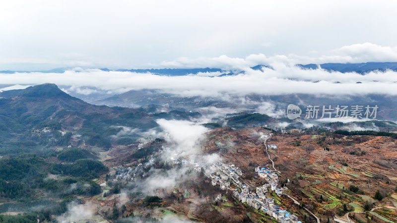 重庆酉阳：雾气中的山村田园