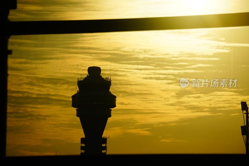 夕阳下的机场塔台剪影