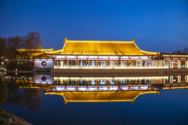 大唐芙蓉园夜景中式建筑湖面倒影